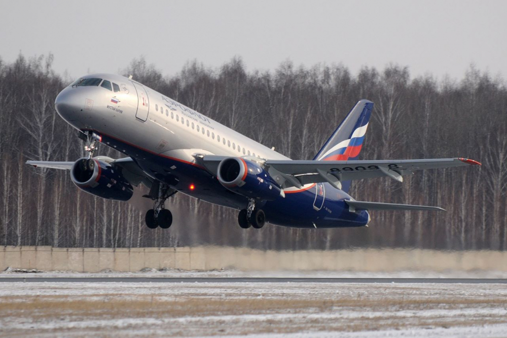 Самолет Москва-Астрахань совершил аварийную посадку из-за сигнала о неисправном шасси