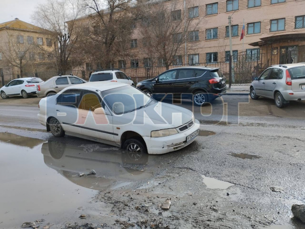 В Астрахани на улице Ахшарумова автомобиль провалился в канализационный люк