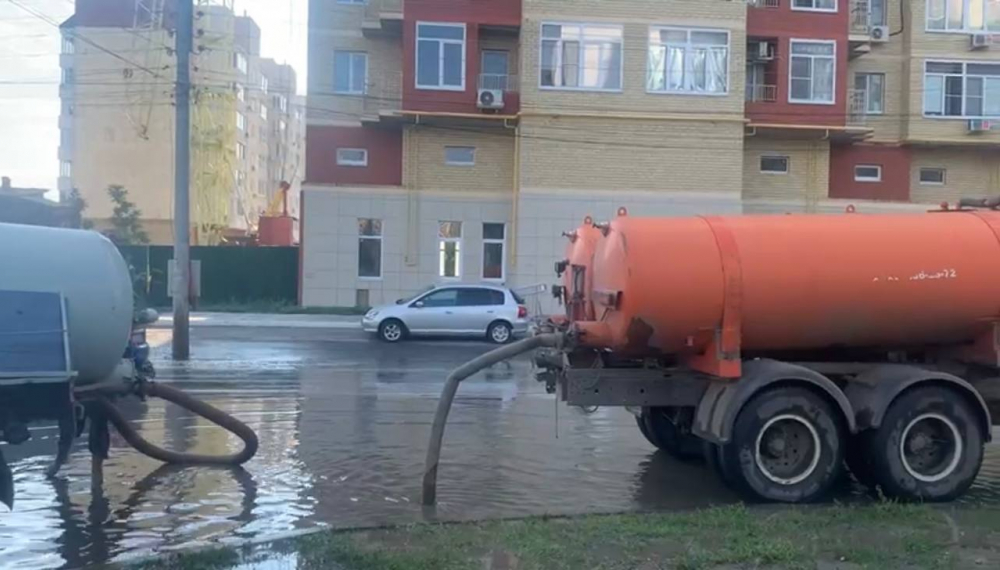 В Астрахани откачали 300 кубометров дождевой воды