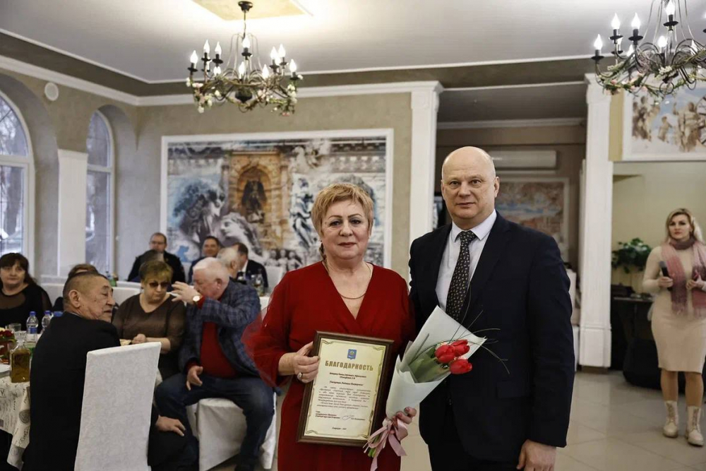 В Астрахани поздравили с 8 марта матерей и вдов погибших военнослужащих
