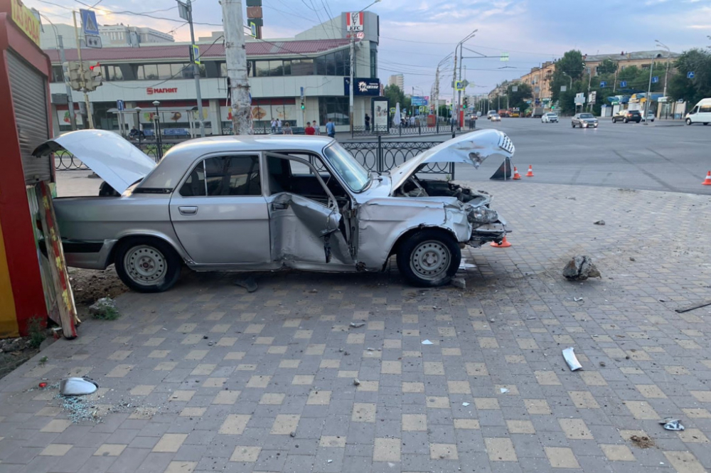 Астраханца придавило уличным ограждением после удара «Волги»