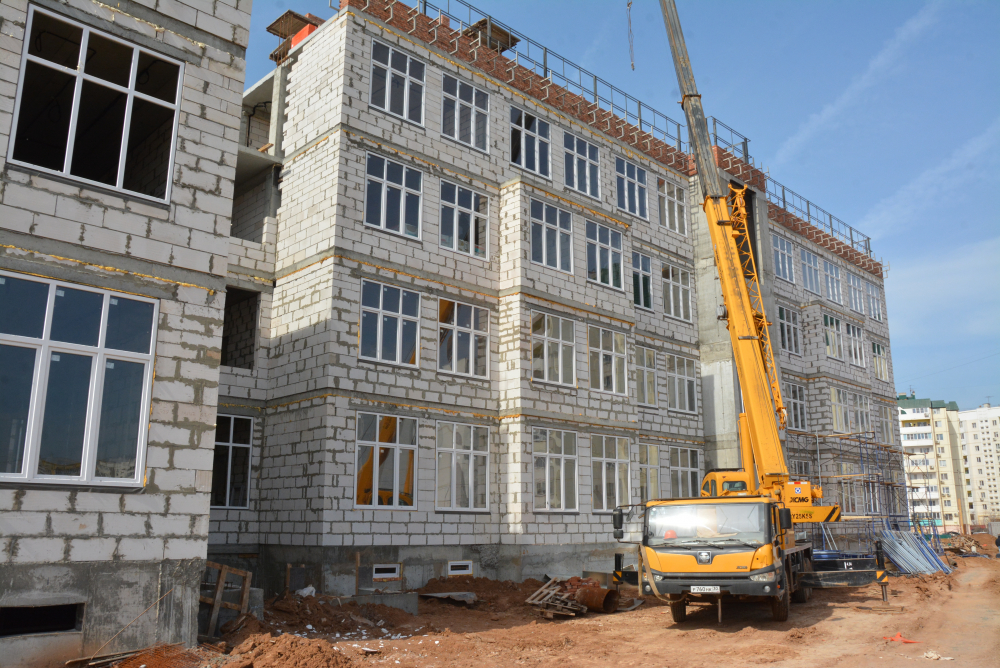 В Астрахани в Военном городке в строящейся школе начали делать крышу