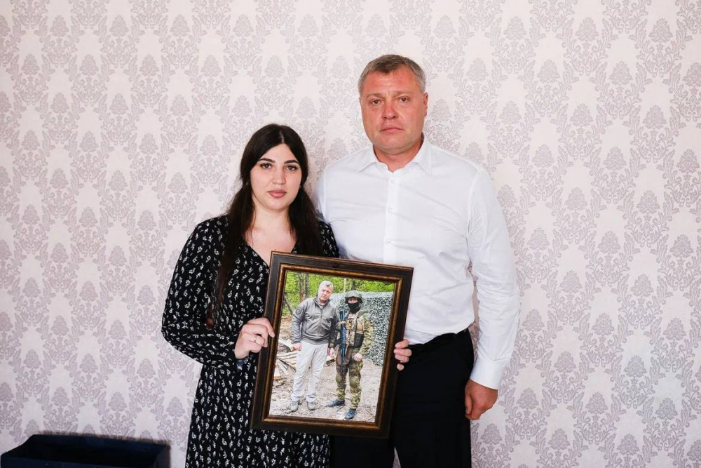 Игорь Бабушкин сфотографировался с мобилизованным и вручил снимок его жене