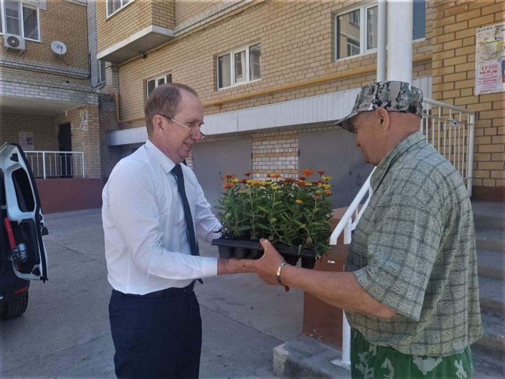 Председатель Гордумы помог жителям Трусовского района Астрахани с благоустройством дворов