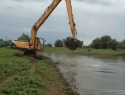 В Астраханской области не стали ждать и принялись расчищать водоем