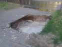 Астраханка упала в яму с кипятком на улице Савушкина