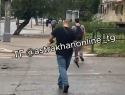 В Астрахани по оживленной улице ходил мужчина с оружием в руках