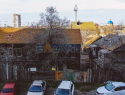 В Кировском районе Астрахани из заброшенных домов на жителей бросаются своры собак
