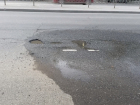 В Астрахани на улице Яблочкова из-под асфальта пробивается течь
