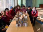 В астраханском селе Новинка волонтеры занялись изготовлением окопных свечей