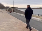 Астраханский губернатор пешком и без охраны проверил ремонт Комсомольской набережной