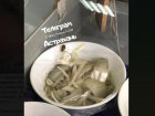 В Астрахани в гимназии №2 школьники заметили тараканов в столовой