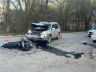 В Астрахани случилось тройное ДТП с мотоциклом во дворе дома
