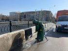 В Астрахани ремонтируют улицы и моют мосты, парки и скверы