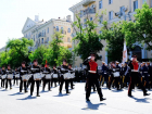 Сколько людей принимало участие в торжественном построении войск в Астрахани 9 мая 