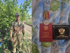 Астраханцу вручили награду за мужество и отвагу на СВО