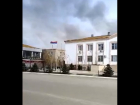 В центре города под Астраханью повесили перевернутый российский флаг