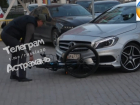 В центре Астрахани водитель "Мерса" пытался переехать велосипедиста