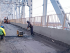 В Астрахани провели ямочный ремонт дороги на Старом мосту