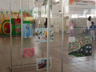 Выставка детских рисунков «Весна-красна!» открылась на железнодорожном вокзале Астрахани
