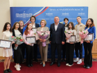 Председатель областной Думы вручил сертификаты выпускникам Школы парламентской журналистики