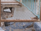 В Астраханской области на мосту через ерик Сухой Рычан обвалилась плита пешеходной зоны