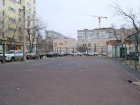 В Астрахани поэтапно обновят дворовую спортплощадку на улице Краснодарской