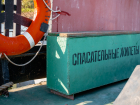 В Астраханской области водолазы ищут водителя экскаватора, упавшего с парома
