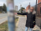 Полиция задержала астраханку за расклейку запрещенных листовок