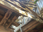По факту обрушения балкона в Астраханской области возбудили уголовное дело