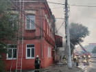 В Астрахани на улице Адмиралтейской 46 спасателей тушат крупный пожар