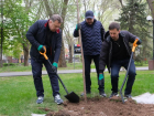 Глава Астрахани взял лопату и вышел на масштабный субботник