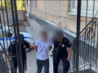 В Астрахани мужчина устроил стрельбу из окна многоэтажки