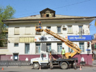 В Астрахани моют здания и освежают дорожные ограждения