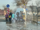 В Астрахани на улице Мечникова провалилась в лужу маршрутка с пассажирами