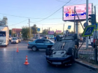 В Астрахани у Больших Исад в результате ДТП перевернулась машина