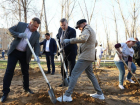 Астраханцы вместе с вице-губернатором высадили первые деревья «Сада памяти»