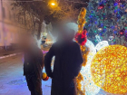 В центре Астрахани хулиганы сорвали новогодние украшения с елки