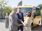Ключи от новых автобусов получили восемь астраханских школ