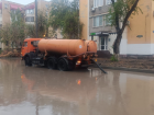На затопленных дождем астраханских улицах продолжается откачка воды