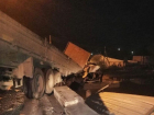 "Ужас, смотрите, что творится, люди": в Астраханской области КамАз сломал мост 