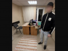 В Астрахани задержали очередного курьера мошенников с украденными деньгами