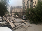 Опасную ситуацию создал ветер на одной из центральных улиц Астрахани