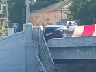 В Астрахани на мосту Набережной 1 мая автомобиль повис над водой
