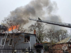 Жилой дом в центре Астрахани тушат 25 пожарных