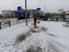 Коммунальщики с ночи принялись убирать снег и счищать лед в Астрахани