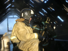 Крупный пожар в Трусовском районе Астрахани перешел с дома на хозпостройки