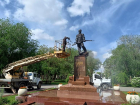 В Астрахани отмывают памятники ко Дню Победы