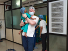В Индии маленьких детей от врожденных дефектов излечивает астраханский хирург