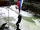 Ночью пьяный астраханец подрался с флагом России и проиграл ему. Видео
